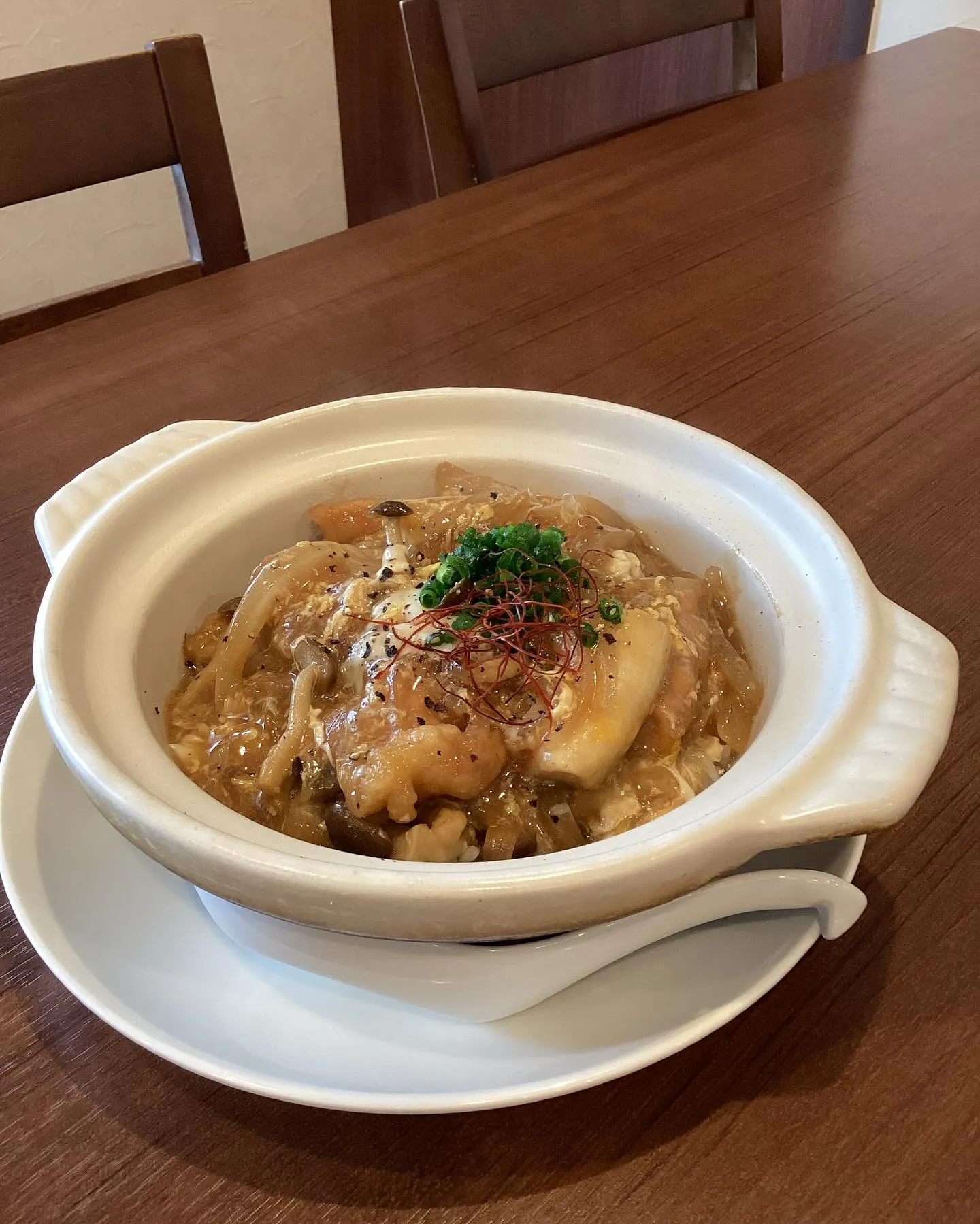 今週の週替わりは、鶏と卵のふわとろ丼です。